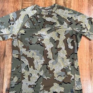 KUIU Men’s performance T-shirt. Size Medium